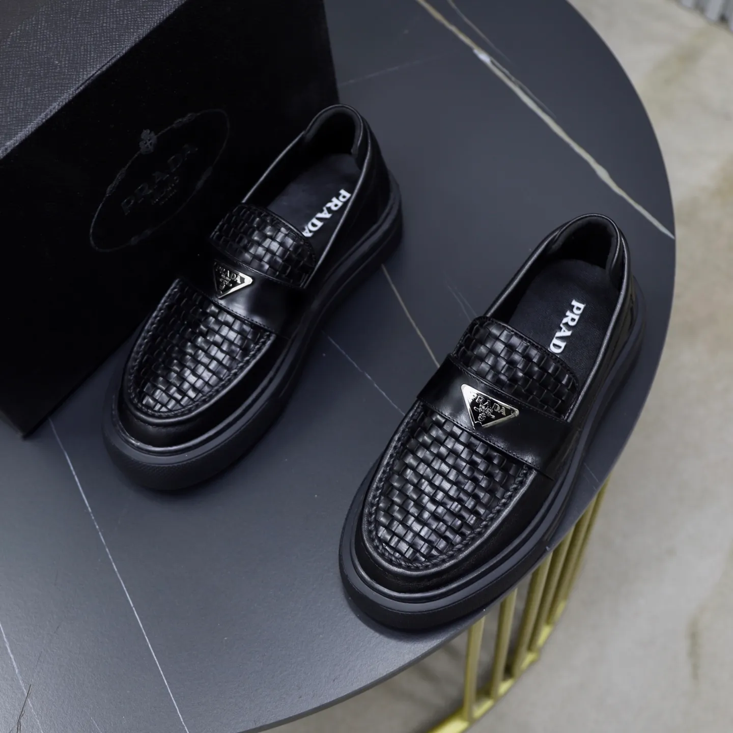 Ex-factory price: 500💰🙅‍♂️🙅‍♂️🙅‍♂️ Brand: PRADA Standard code: Men's code 38-44 (45 can be customized) Grade: Same style as the official website Original order quality Material: Original cowhide surface Comfortable lining Original outsole Style category: Men's fashionable casual leather shoes Distinguished big-name luxury elements Top luxury Color: Color of the actual picture